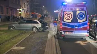 Uderzenie było tak silne, że audi znalazło się na torowisku