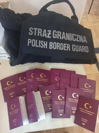 W aucie zabezpieczono 13 tureckich paszportów i jeden syryjski