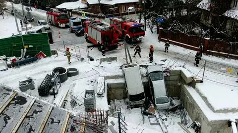 Dwa samochody wpadły do wykopu na budowie metra. "Jeden z kierowców pod wpływem alkoholu"