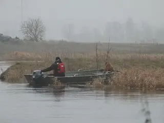 Strażak podpłynął do niego łódką