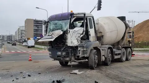 Betoniarką wjechał w miejski autobus. Jedna osoba ranna