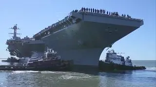 Lotniskowiec USS Gerald R. Ford odbija od nabrzeża