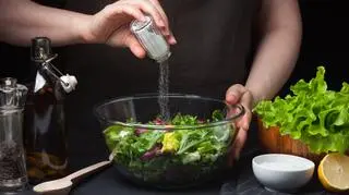 Niewielka zmiana w soli mogłaby "zapobiec milionom udarów i zawałów" 