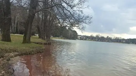 Brązowa plama, którą zauważono na jeziorze