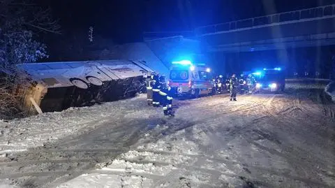 Autokar wypadł z drogi i przewrócił się na bok, trzy osoby ranne 
