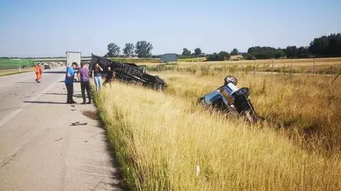Bus uderzył w samochód służby drogowej na autostradzie. Jedna osoba poszkodowana, oba pojazdy w rowie