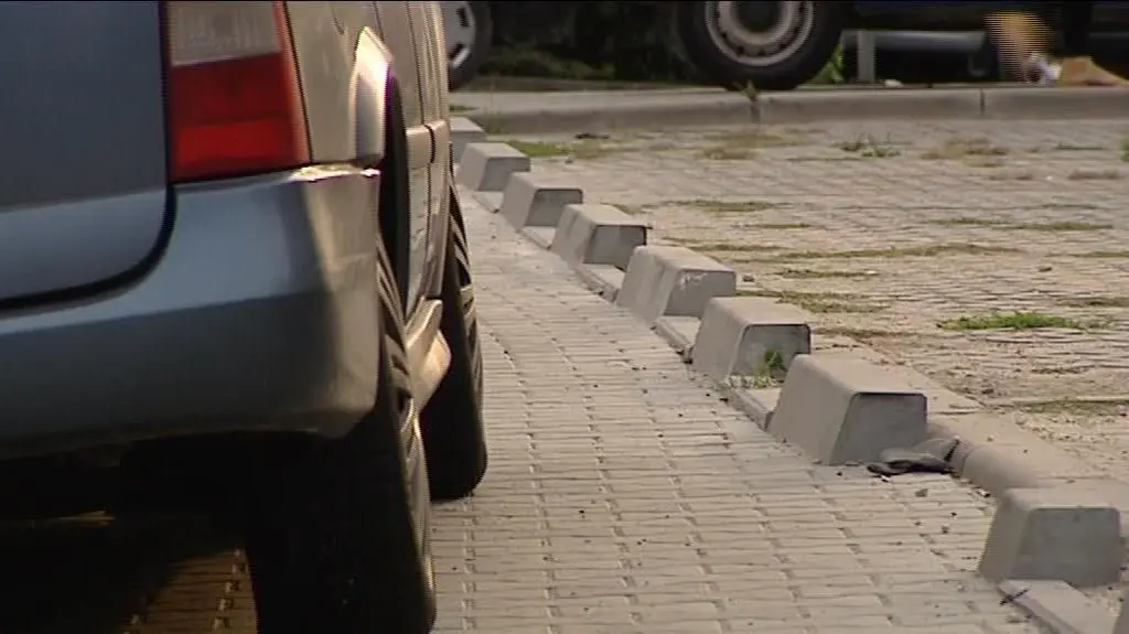 Parking świeci pustkami
