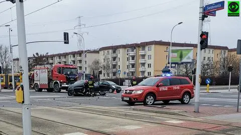 Zderzyli się na środku skrzyżowania na Nowodworach. Bus jazdę skończył na boku