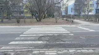 Dziura na przejściu dla pieszych na ulicy Lutomierskiej w Łodzi