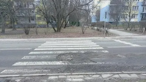 Dziura na przejściu dla pieszych na ulicy Lutomierskiej w Łodzi