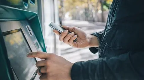 Stał przy bankomacie, nerwowo zerkał na telefon. Zatrzymali podejrzanego o oszustwa "na Blika"