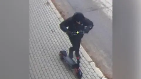 Wychodził z budynku z dzieckiem na rękach. Najechał na nich mężczyzna na hulajnodze, szuka go policja