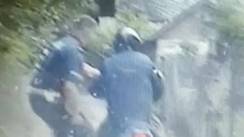 Uciekał przed radiowozem. Jeden z policjantów dogonił go pieszo