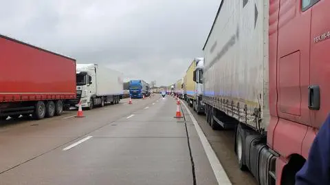 Tysiące kierowców utknęło w Wielkiej Brytanii. Relacje Polaków