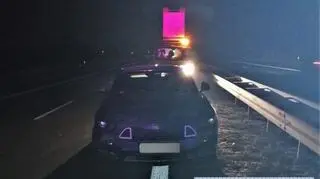 Mustang pozostawiony na drodze ekspresowej