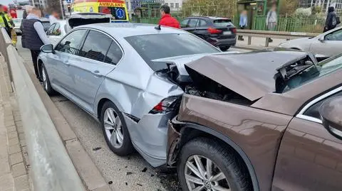 Pięć aut rozbitych, utrudnienia na wylocie z Warszawy 