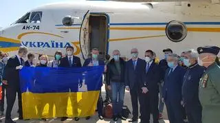 Grupa ukraińskich medyków na lotnisku w Rzymie 
