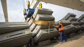 Damroka wydrąży dwie nitki