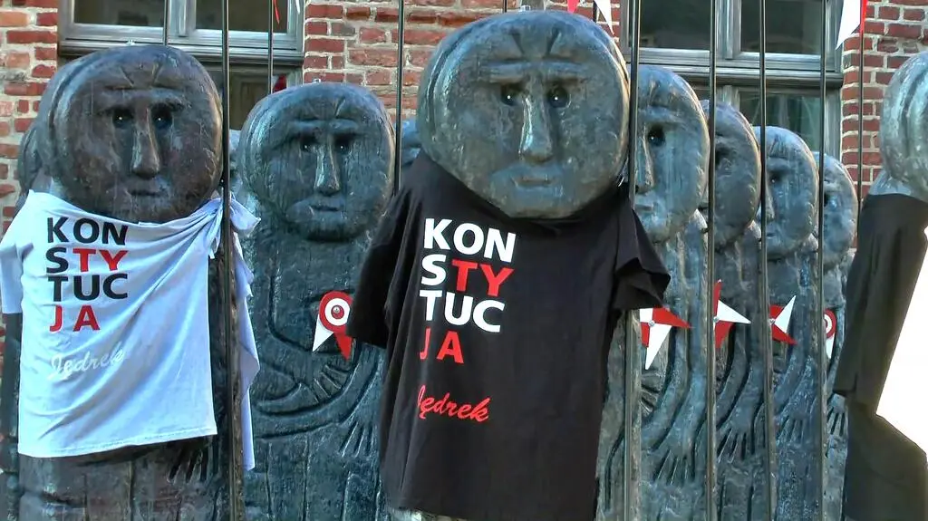Posągi bab pruskich w koszulkach z napisem KonsTYtucJA Jędrek