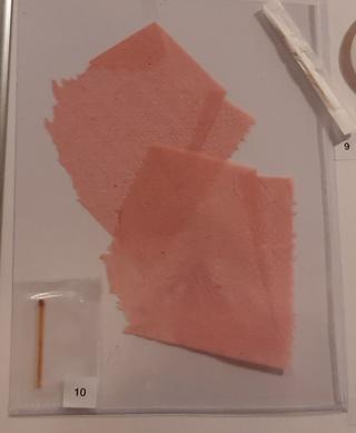 Zapałka, wykałaczka i czysty papier toaletowy jako zakładki do książek