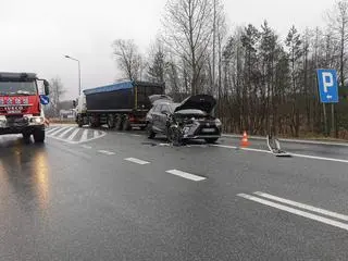 Zderzenie busa szkolnego z samochodem osobowym