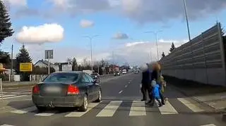 Kierowca wjechał na przejście dla pieszych, kiedy na pasach znajdowały się dzieci 