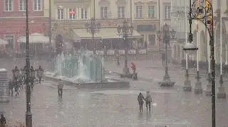 Płatki śniegu spadają z deszczem
