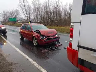 Samochód osobowy zderzył się z autobusem