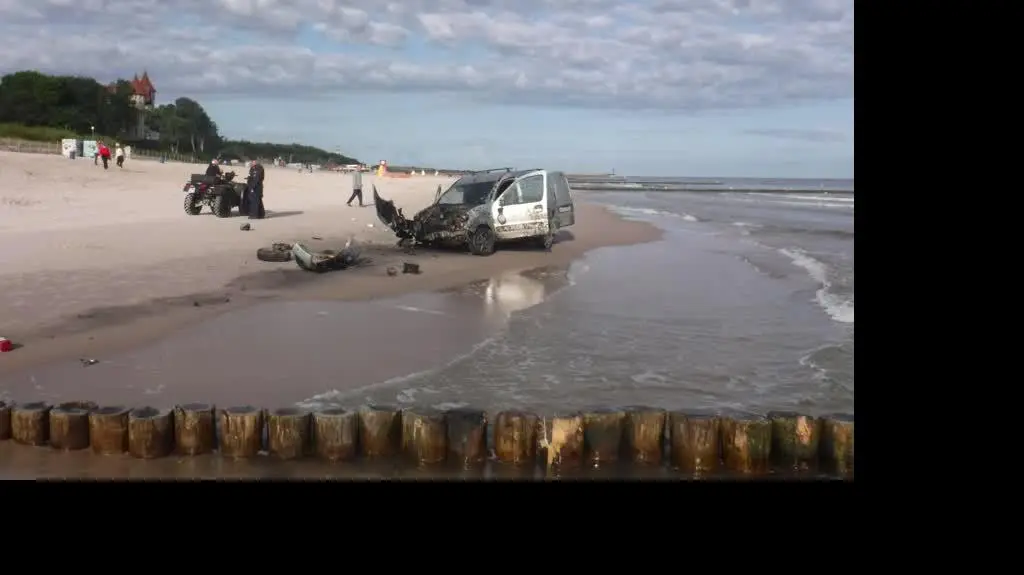 Porzucony samochód na plaży w Łebie