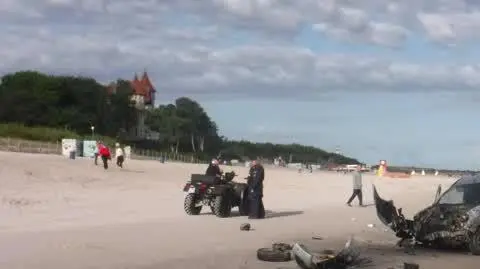 Porzucony samochód na plaży w Łebie