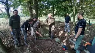 Detektoryści z Poznania i Skoków podczas sprzątania cmentarza ewangelickiego w Brzeźnie 