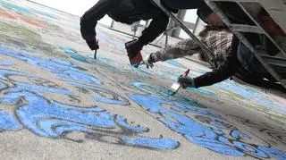 Dwa dni przed zapowiadanym końcem świata w krakowskim Podgórzu odsłonięto mural inspirowany słynną inskrypcją Majów i gra Tetris.