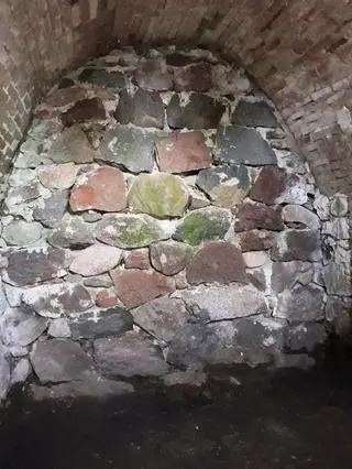 Piwnice zachowały się wraz ze sklepieniami