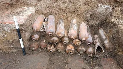 Not bombs, but still powerful. Old German juniper gin bottles unearthed in Sulęcin