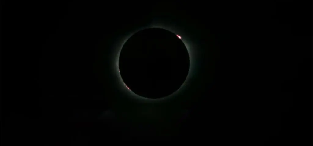 "Jak na innej planecie". Tu Księżyc "zjadł" całe Słońce