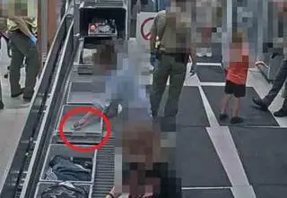 Policja namierzyła i zatrzymała kobietę, która ukradła biżuterię z pudełka na lotnisku 