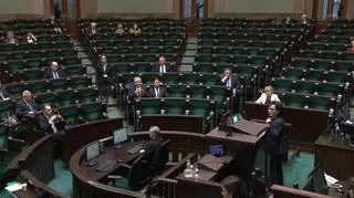Obecność posłów PiS na sali obrad o godzinie 14