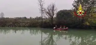 Strażacy sprawdzają rzekę Brenta