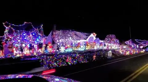 Tysiące światełek i dekoracji. Takiego domu na święta nie powstydziłby się nawet Clark Griswold
