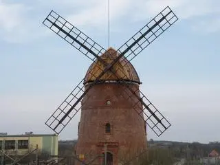 Zabytkowy wiatrach przed pożarem