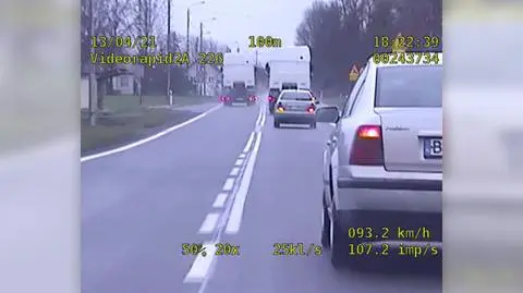 Auto osobowe i ciężarówka. Niebezpieczne wyprzedzanie nagrała policyjna kamera