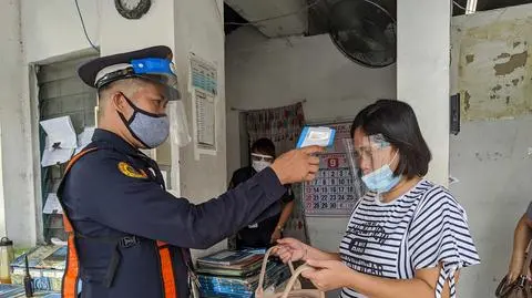 Notują najwyższą liczbę zakażeń, ale luzują restrykcje "dla dobra gospodarki"