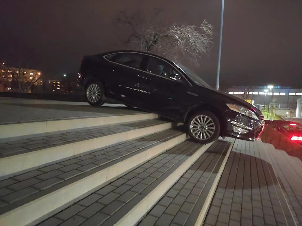 Wjechał na schody i utknął