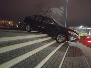 Wjechał na schody i utknął