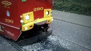 Dookoła tramwaju i autobusu leżą odłamki szkła