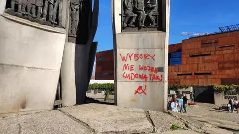 Wandale pomalowali pomnik Poległych Stoczniowców
