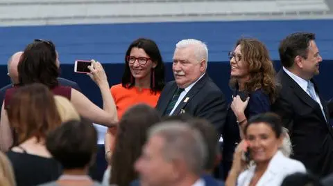 Bardzo szczególnie dziękujemy. Szydło się uśmiecha Wałęsa wstaje