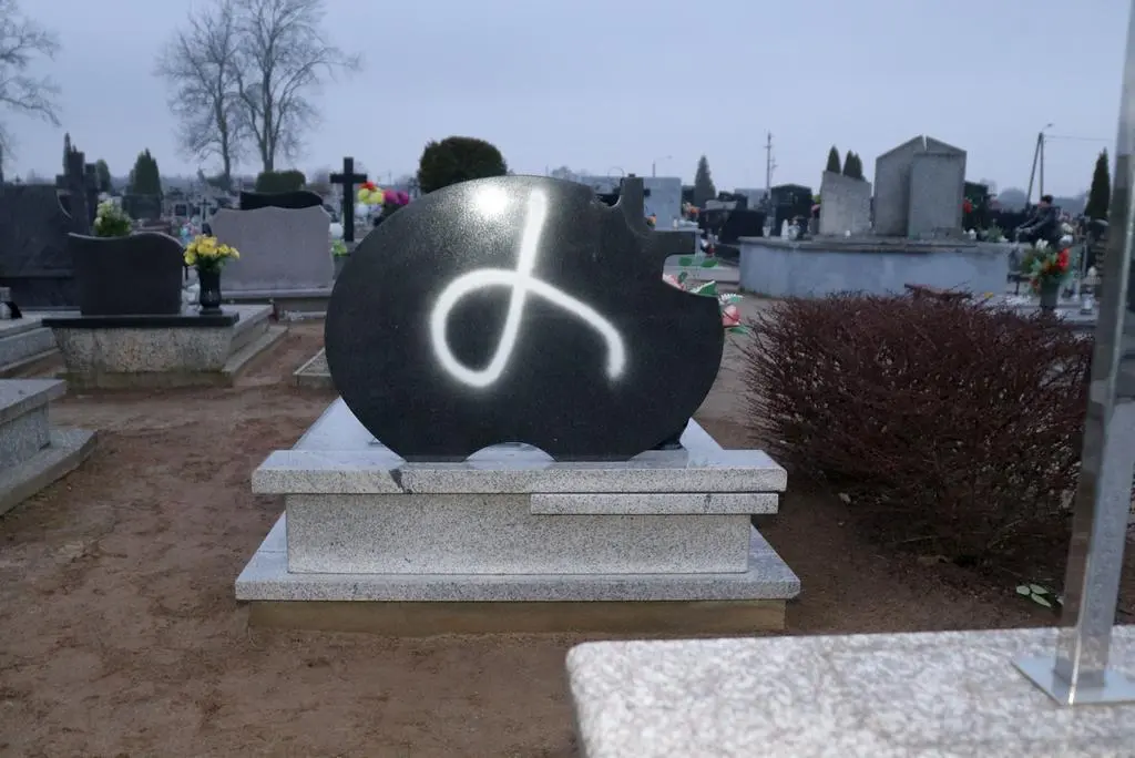 Wandale pomalowali farbą nagrobki