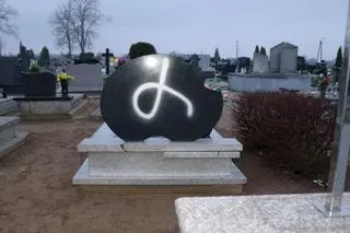 Wandale pomalowali farbą nagrobki
