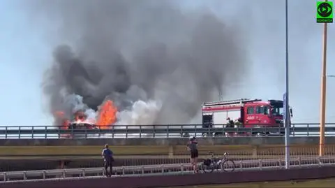 "Zauważyli, że spod pokrywy komory silnika wydobywa się dym". Samochód stanął w ogniu 